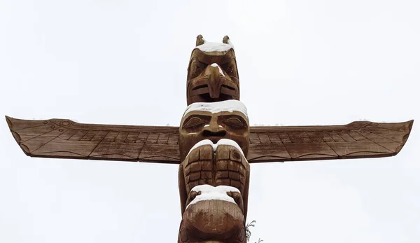 Isolated Totem Wood Pole White Background Totem Pole Nobody Copy — Foto Stock