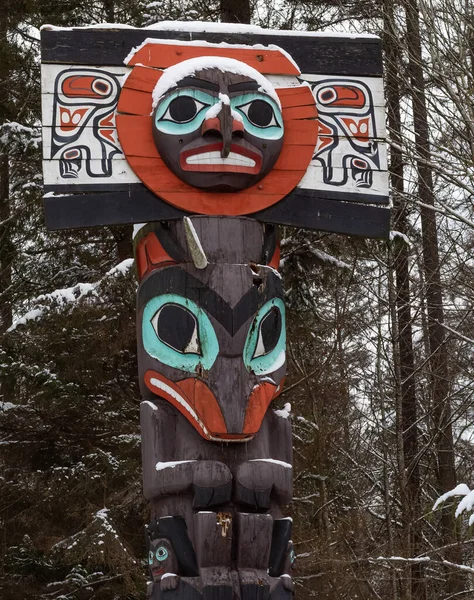 Orman Arka Planında Renkli Totem Direği Totem Direği Hiç Kimse — Stok fotoğraf