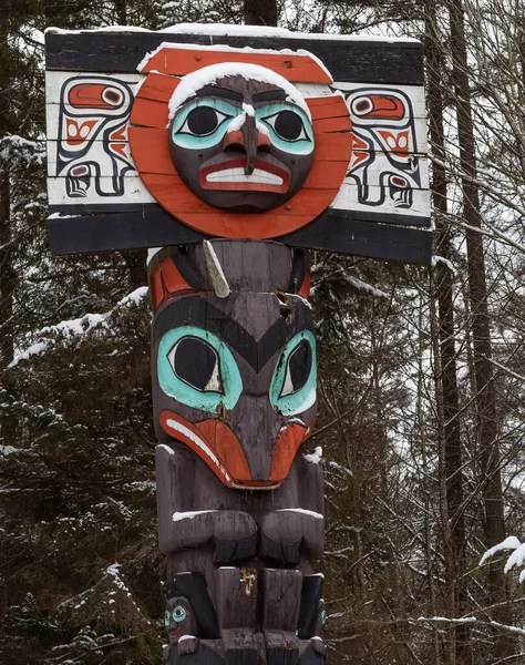 Barevný Totem Dřevo Tyč Lesním Pozadí Totem Tyč Nikdo Kopírovat — Stock fotografie