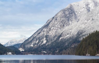 Göl ve yüksek tepeli yüksek dağ manzarası. BC, Kanada 'da sabah güzel doğa manzaraları. Seyahat fotoğrafı, hiç kimse, metin için alanı kopyala