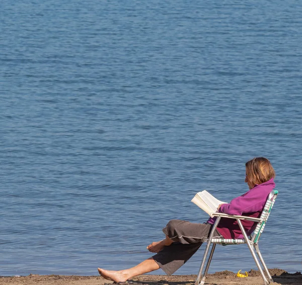 Relaxing Moments Senior Woman Reading Book Lake Summer Vacation Nature — Stock Photo, Image