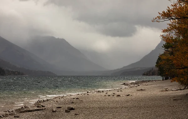 Landschap Van Een Bergen Meer Regenachtige Bewolkte Dag Waterton Park — Stockfoto