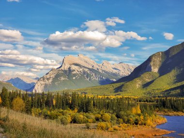 Kanada 'da sonbahar dağları mevsiminde düşer. Seyahat fotoğrafı, hiç kimse, metin için kopyalama alanı, mobil fotoğraf