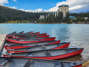 Louise Gölü 'nün mavi sularında kırmızı kanolar, Banff Ulusal Parkı, Alberta, Kanada. Seyahat fotoğrafı, hiç kimse, mobil fotoğraf, seçici odak - 26 Eylül 2021
