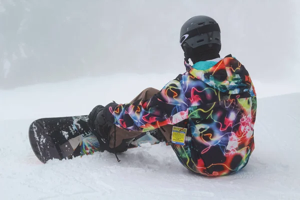 Snowboarder Duduk Atas Salju Dan Melihat Pegunungan Selama Salju Februari — Stok Foto