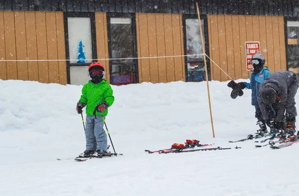 2021年2月4日 位于加拿大不列颠西摩斯基山度假村 滑雪区的滑雪者小男孩站在电梯前排队 旅行照片 选择性焦点 — 图库照片