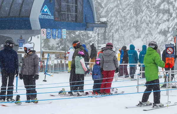 位于加拿大不列颠哥伦比亚省西摩斯基山度假村的滑雪者站前排队等候滑雪者 时间是2021年2月4日 旅行照片 选择性焦点 — 图库照片