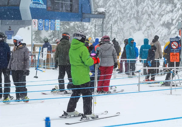 位于加拿大不列颠哥伦比亚省西摩斯基山度假村的滑雪者站前排队等候滑雪者 时间是2021年2月4日 旅行照片 选择性焦点 — 图库照片
