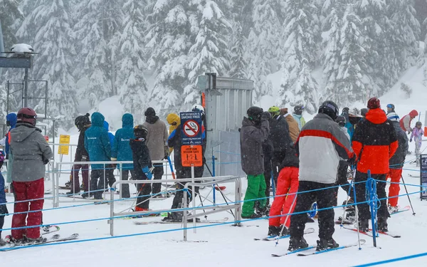 位于加拿大不列颠哥伦比亚省西摩斯基山度假村的滑雪者站前排队等候滑雪者 时间是2021年2月4日 旅行照片 选择性焦点 — 图库照片