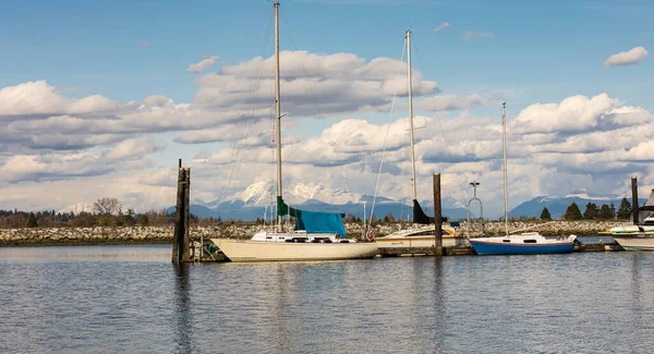 Vackra vita båtar på havet port med blå mulen himmel i bakgrunden — Stockfoto