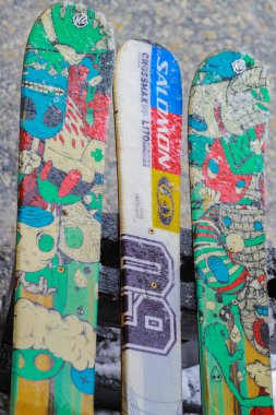 Renkli bir kayak ve kar taneli snowboard 'ların yakın çekimi - 4 Şubat 2021-Seymour BC, Kanada. Sokak manzarası, hiç kimse, seçici odak.