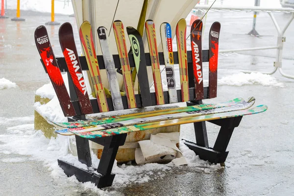 由加拿大西摩山 Seymour 的雪板制成的长椅 2021年2月4日 旅行照片 有选择的焦点 — 图库照片