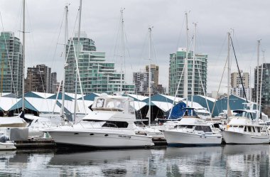Vancouver British Columbia, Kanada. 26 Aralık 2021 'de Vancouver' ın limanında yatları ve tekneleri olan kış şehri. Hiç kimse, sokak manzaralı, seçici odaklı, editörlü