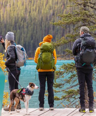 Banff Ulusal Parkı 'ndaki Louise Gölü manzarasının tadını çıkaran yürüyüşçüler, Kanada, Alberta, Kanada. Seyahat fotoğrafı, seçici odak - 29 Eylül 2021.