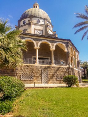 İsrail, Kinneret Gölü kıyıları. Katolik manastırı ve küçük bir kilise Beatitudes Dağı. İsrail, Tiberias Gölü. Manastır Bazilikası. Seyahat fotoğrafı, cep telefonu fotoğrafı, 28 Nisan 2016