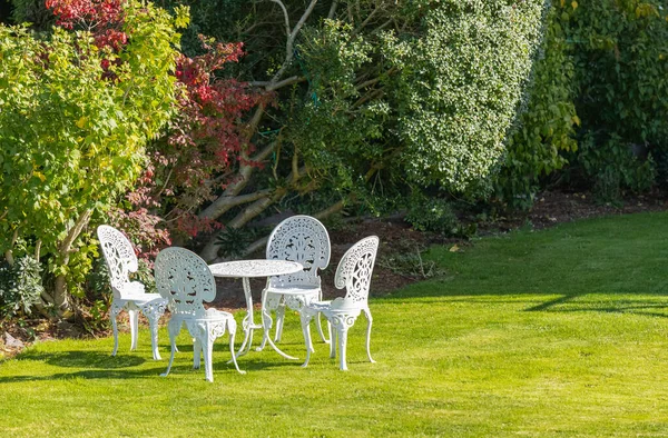 장식용 배경에는 의자와 탁자가 정원에 의자와 선택적 거리의 — 스톡 사진