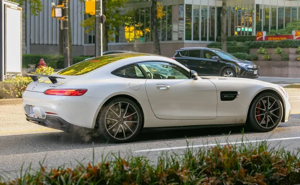 Şehir Caddesinde Hareket Bulanıklığı Olan Beyaz Kaslı Bir Araba Mercedes — Stok fotoğraf