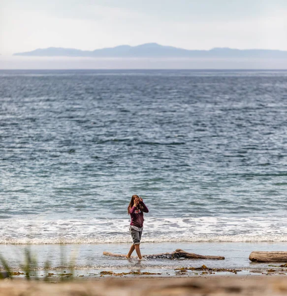 Adolescente Marchant Sur Plage Profitant Mer Souriant Heureux Émotion Positive — Photo