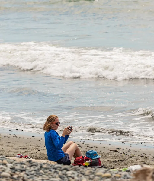 Relaxující Žena Sedící Písku Moře Fotící Smartphonem Žena Fotografující Pláži — Stock fotografie