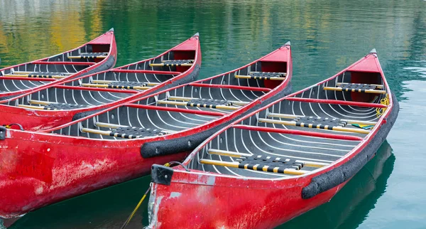 Red Boats Landing Bank Clear Blue Lake Reflected Water Mountain — Stock Photo, Image