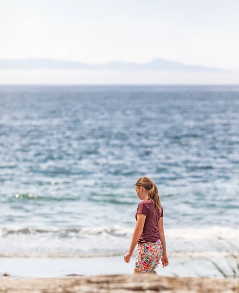 Teen Dívka Procházky Pláži Těší Moře Usmívající Šťastný Pozitivní Emoce — Stock fotografie
