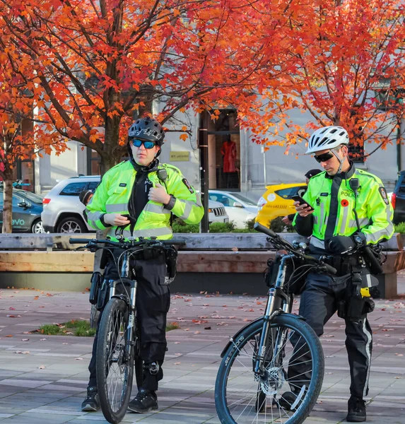 Полицейская Полиция Велосипедах Городе Двое Полицейских Патрулируют Свои Велосипеды Улицах — стоковое фото