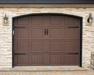 Vancouver, Kanada 'da garaj kapısı. Lüks evdeki garaj kapısı. Sokak fotoğrafı, hiç kimse, seçici odak