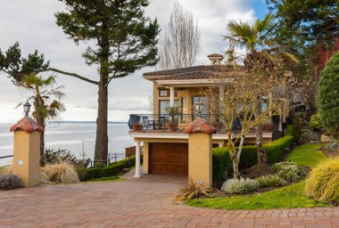 Vancouver, Kanada 'da lüks bir ev. Bulutlu bir günde avlusu olan lüks bir ev. Seçici odaklanma, kimse.