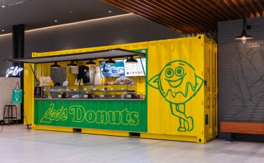 Lee 'nin Donutları tezgahı. Lee 'nin Donutları Kahve Çöreği Şirketi ve 20 Ocak 20,2021 - Langley BC, Kanada. Sokak fotoğrafı, seçici odak.