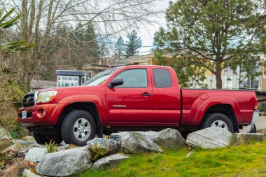 Otoparktaki kırmızı Toyota Tacoma 'nın fotoğrafı. Sokak fotoğrafı, seçici odak noktası, hiç kimse-16 Şubat 2021-White Rock BC, Kanada