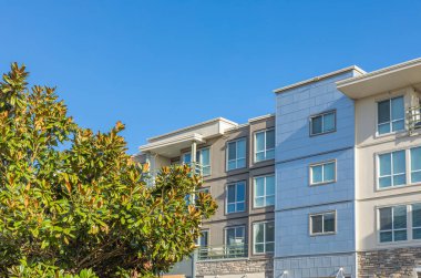 BC, Kanada 'da güneşli bir günde yepyeni bir apartman. Kanada modern konut mimarisi. Hiç kimse, sokak fotoğrafı.