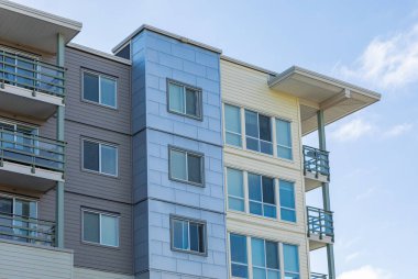 BC, Kanada 'da güneşli bir günde yepyeni bir apartman. Kanada modern konut mimarisi. Hiç kimse, sokak fotoğrafı.