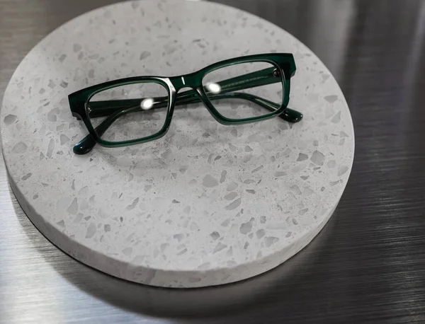 Gafas Montura Verde Oscuro Aisladas Sobre Fondo Blanco Lectura Gafas —  Fotos de Stock