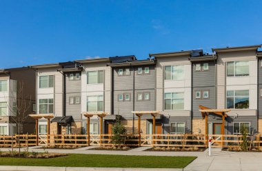 BC, Kanada 'da yepyeni bir apartman. Kanada modern konut mimarisi. Hiç kimse, sokak fotoğrafı.