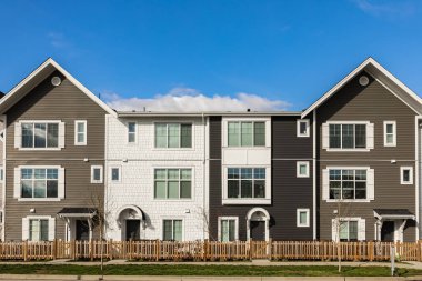 Büyük bir apartman kompleksi ve mavi gökyüzü. BC 'de yepyeni bir apartman. Modern apartman binasının mimari detayları
