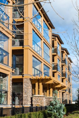 BC, Kanada 'da yepyeni bir apartman. Kanada modern konut mimarisi. Hiç kimse, sokak fotoğrafı.