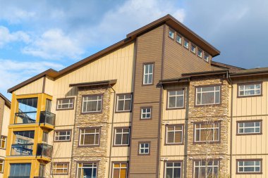 BC, Kanada 'da yepyeni bir apartman. Kanada modern konut mimarisi. Hiç kimse, sokak fotoğrafı.