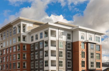 BC, Kanada 'da yepyeni bir apartman. Kanada modern konut mimarisi. Hiç kimse, sokak fotoğrafı.