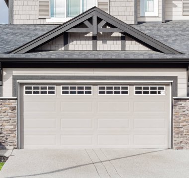 Vancouver, Kanada 'da garaj kapısı. Lüks evdeki garaj kapısı. Sokak fotoğrafı, hiç kimse, seçici odak