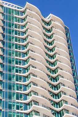 Modern, yüksek katlı bir apartmanın ön yüzü. Yüksek Binalı Konut Binasının Soyut Mimari Detayları. Sokak fotoğrafı, hiç kimse, seçici odak