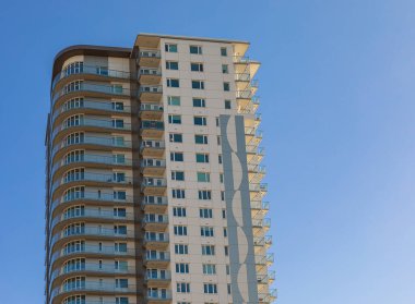 Modern, yüksek katlı bir apartmanın ön yüzü. Yüksek Binalı Konut Binasının Soyut Mimari Detayları. Sokak fotoğrafı, hiç kimse, seçici odak