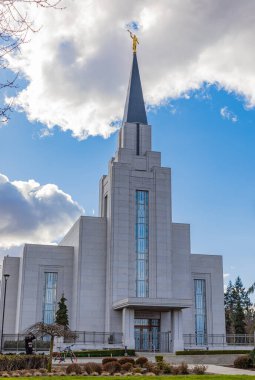 Modern mimari granit kilise binası. Vancouver British Columbia Temple Langley BC, Kanada-20 Şubat 2022. Sokak fotoğrafı, seçici odak