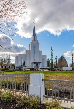 Modern mimari granit kilise binası. Vancouver British Columbia Temple Langley BC, Kanada-20 Şubat 2022. Sokak fotoğrafı, seçici odak