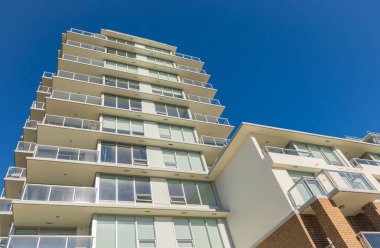 Modern, yüksek katlı bir apartmanın ön yüzü. Yüksek Binalı Konut Binasının Soyut Mimari Detayları. Sokak fotoğrafı, hiç kimse, seçici odak