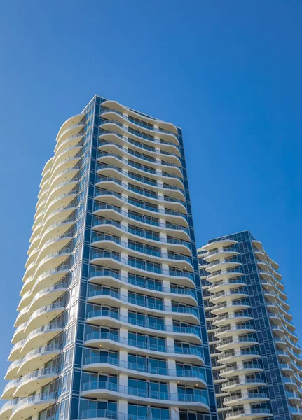 Modern, yüksek katlı bir apartmanın ön yüzü. Yüksek Binalı Konut Binasının Soyut Mimari Detayları. Sokak fotoğrafı, hiç kimse, seçici odak