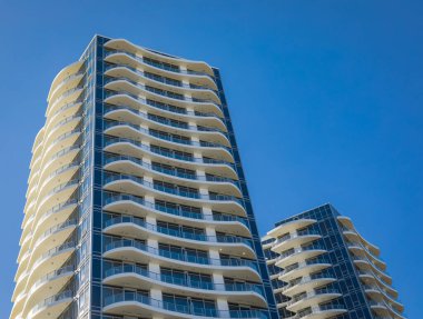 Modern, yüksek katlı bir apartmanın ön yüzü. Yüksek Binalı Konut Binasının Soyut Mimari Detayları. Sokak fotoğrafı, hiç kimse, seçici odak