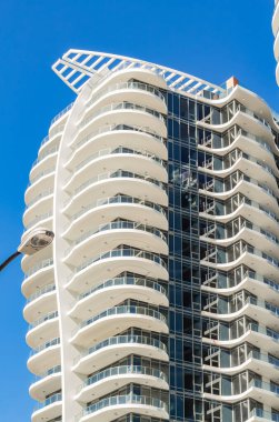 Modern, yüksek katlı bir apartmanın ön yüzü. Yüksek Binalı Konut Binasının Soyut Mimari Detayları. Sokak fotoğrafı, hiç kimse, seçici odak