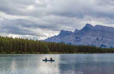 Sonbahar ormanı suya yansıyor. Dağlarda renkli bir sonbahar sabahı. Kanada 'da sonbahar. Dağ manzarası - 27 Eylül 2021-Banff, Alberta, Kanada