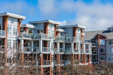 BC, Kanada 'da güneşli bir günde yepyeni bir apartman. Kanada modern konut mimarisi. Hiç kimse, sokak fotoğrafı, dikey.