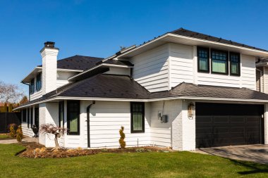 Vancouver, Kanada 'da lüks bir ev. Bulutlu bir günde avlusu olan lüks bir ev. Seçici odaklanma, kimse.